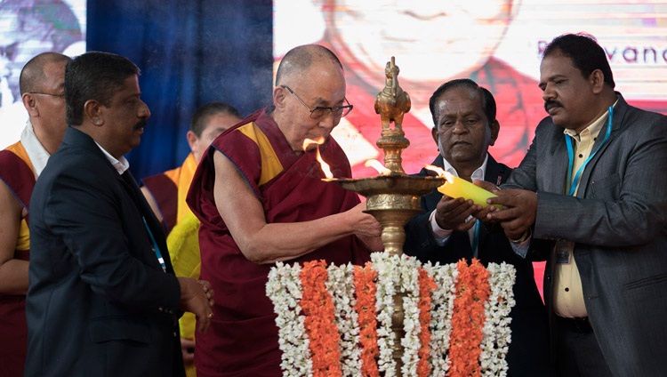 Su Santidad el Dalái Lama se une al encendido de una lámpara al comienzo del programa en la Universidad de Tumkur en Tumakuru, Karnataka, India, el 26 de diciembre de 2017. Foto de Tenzin Choejor