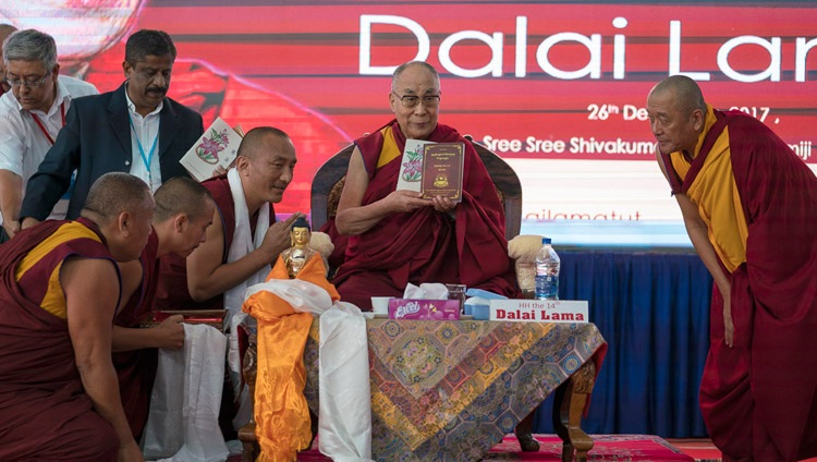 Su Santidad el Dalái Lama lanzando unos libros producidos y publicados por el Monasterio Sera Jey antes de su charla en la Universidad de Tumkur en Tumakuru, Karnataka, India, el 26 de diciembre de 2017. Foto de Tenzin Choejor