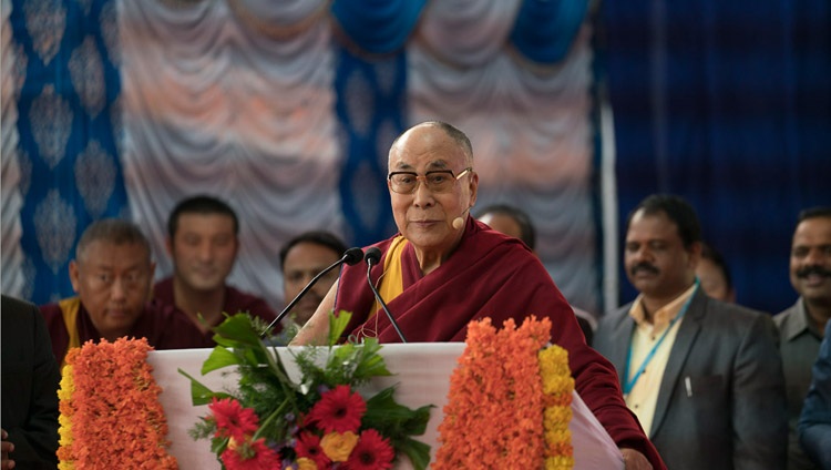 Su Santidad el Dalái Lama hablando sobre «La relevancia de la ética universal para la era moderna» en la Universidad de Tumkur en Tumakuru, Karnataka, India, el 26 de diciembre de 2017. Foto de Tenzin Choejor