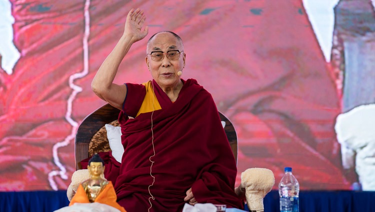 Su Santidad el Dalái Lama pide a los estudiantes que levanten la mano como respuesta positiva a su pregunta durante su charla en la Universidad de Tumkur en Tumakuru, Karnataka, India, el 26 de diciembre de 2017. Foto de Tenzin Choejor