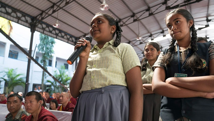 Una joven estudiante hace una pregunta a Su Santidad el Dalái Lama durante su charla en la Universidad de Tumkur en Tumakuru, Karnataka, India, el 26 de diciembre de 2017. Foto de Tenzin Choejor