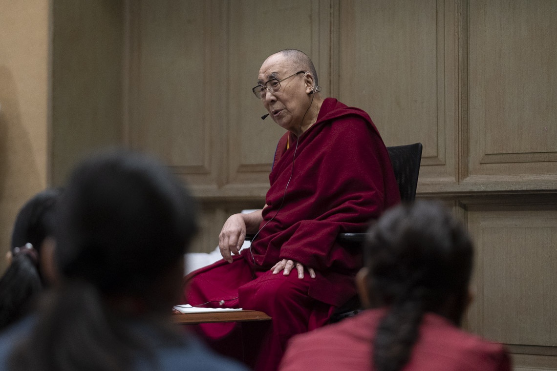 Su Santidad el Dalái Lama hablando con estudiantes tibetanos durante su reunión en Mangaluru, Karnataka, India, el 30 de agosto de 2019. Foto de Tenzin Choejor