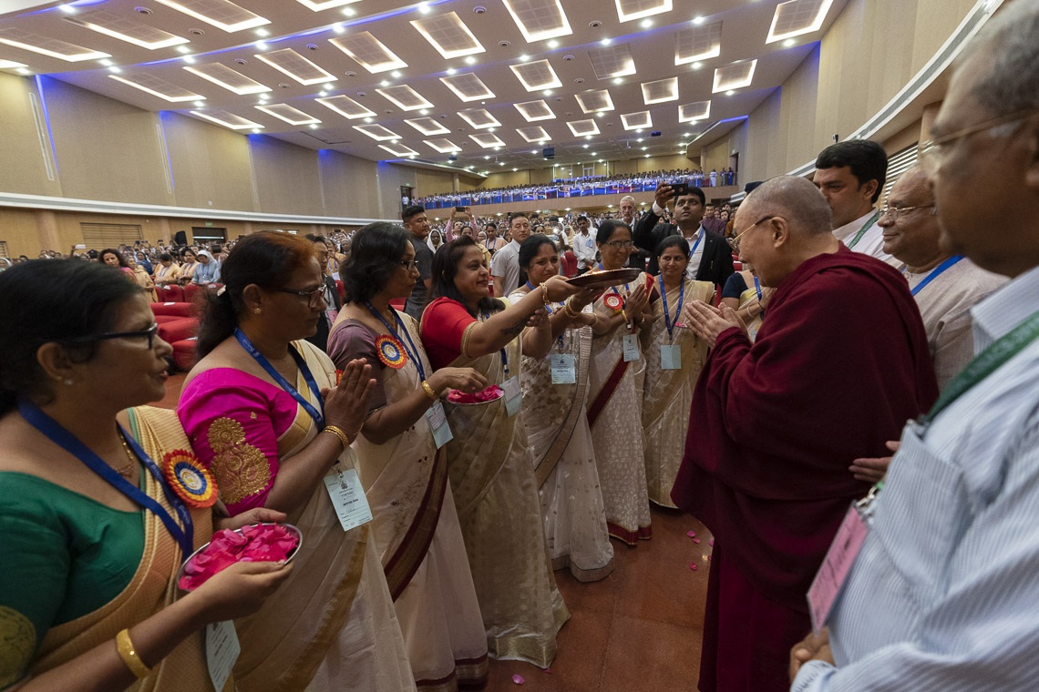 Su Santidad el Dalái Lama recibe una recepción tradicional a su llegada al Centro de Convenciones Padre Muller para asistir a la 52ª Convención Nacional de la Asociación de Escuelas Católicas de toda la India en Mangaluru, Karnataka, India, el 30 de agosto de 2019. Foto de Tenzin Choejor