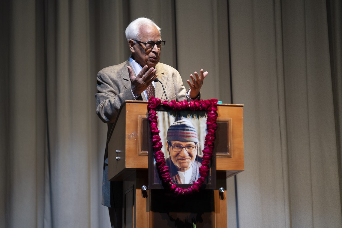El Sr. NN Vohra, ex gobernador de Jammu y Cachemira, relata sus experiencias pasadas con Su Santidad el Dalái Lama en la primera conferencia conmemorativa de Yuvraj Krishan en el auditorio Siri Fort de Nueva Delhi, India, el 8 de diciembre de 2018. Foto de Lobsang Tsering