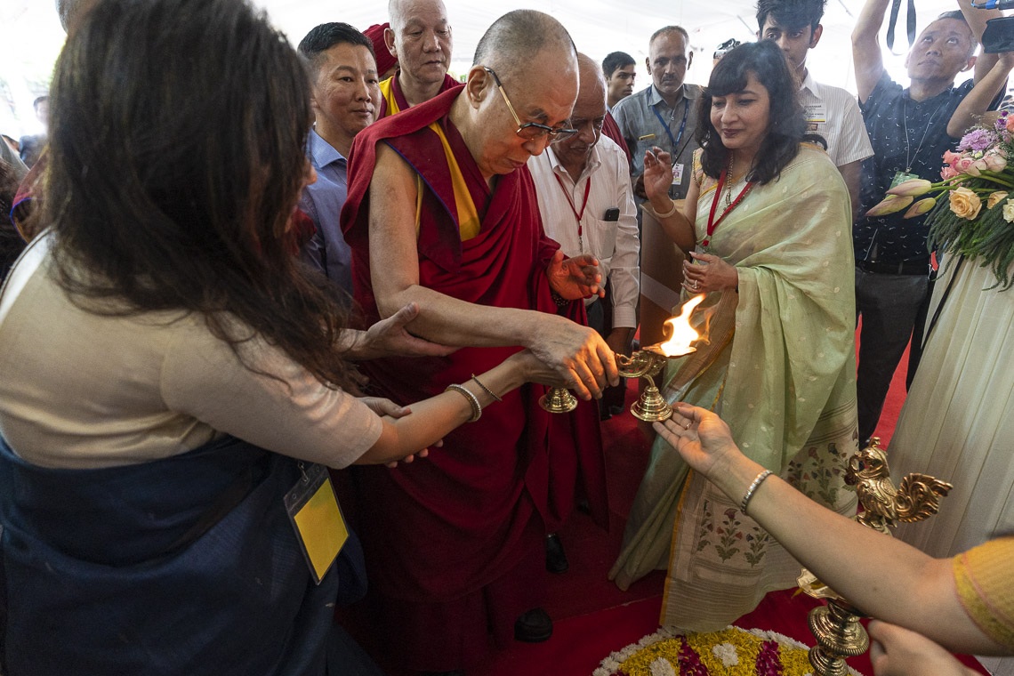 Su Santidad el Dalái Lama encendió una lámpara antes de tomar asiento para su charla con los alumnos de la Escuela Shri Ram en Nueva Delhi, India, el 20 de septiembre de 2019. Foto de Tenzin Choejor