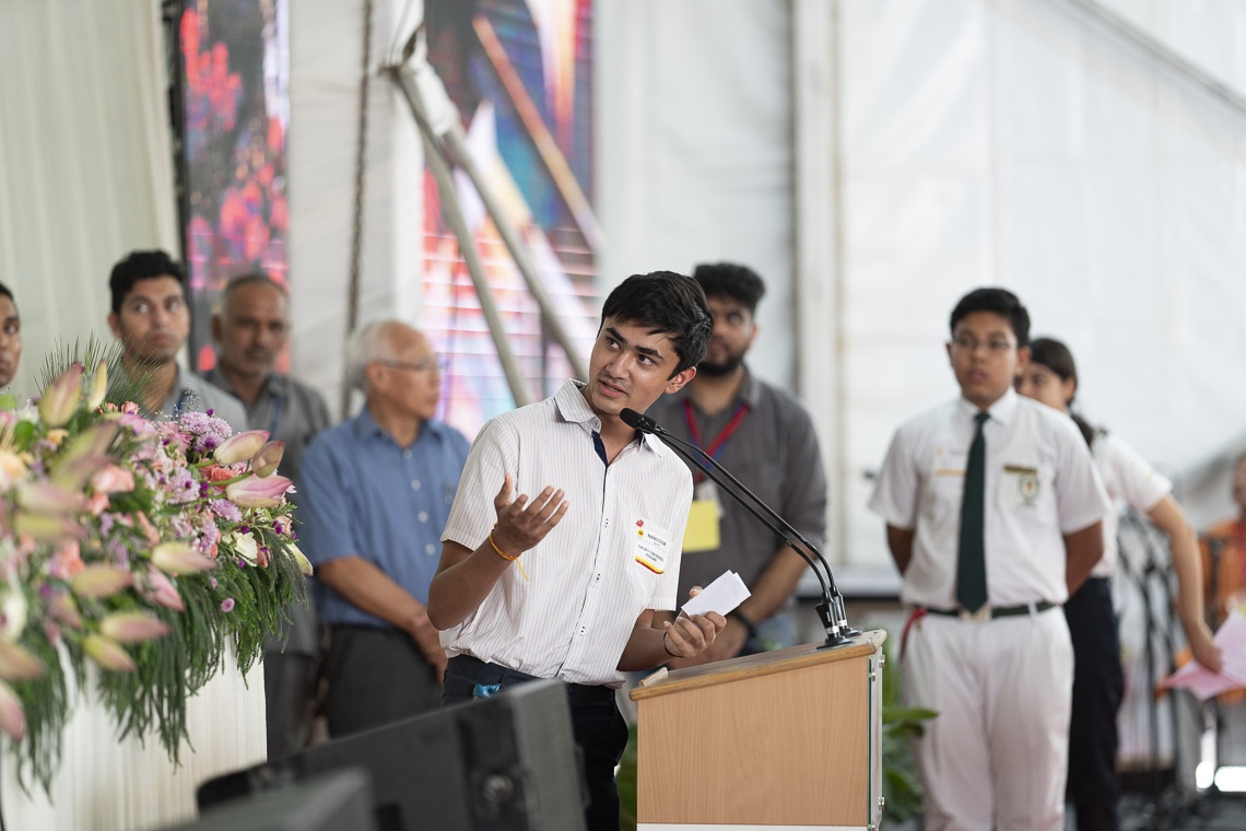 Un estudiante haciendo una pregunta a Su Santidad el Dalái Lama durante su charla en la Escuela Shri Ram en Nueva Delhi, India, el 20 de septiembre de 2019. Foto de Tenzin Choejor