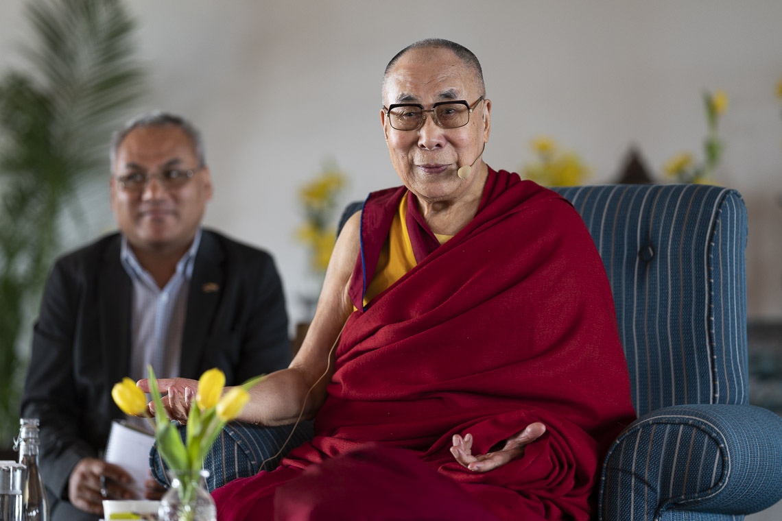 Su Santidad el Dalái Lama se dirige a un centenar de intelectuales, académicos y diplomáticos en Nueva Delhi, India, el 21 de septiembre de 2019. Foto de Tenzin Choejor