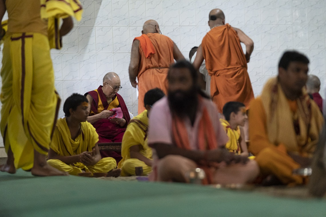 Su Santidad el Dalái Lama almorzando con miembros del Sri Udasin Karshni Ashram en Mathura, UP, India, el 22 de septiembre de 2019. Foto de Tenzin Choejor