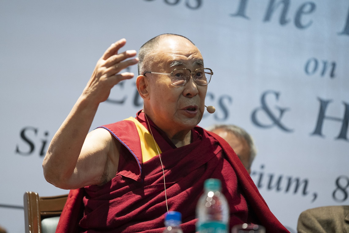 Su Santidad el Dalái Lama hablando en la primera conferencia conmemorativa de Yuvraj Krishan en el auditorio Siri Fort en Nueva Delhi, India, el 8 de diciembre de 2018. Foto de Lobsang Tsering