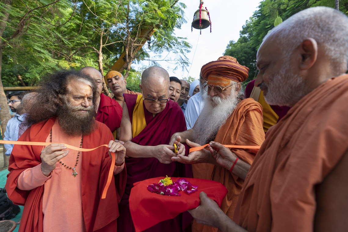 Su Santidad el Dalái Lama inaugurando la puerta del jardín de Buda en el Ashram Sri Udasin Karshni en Mathura, UP, India el 23 de septiembre de 2019. Foto de Tenzin Choejor