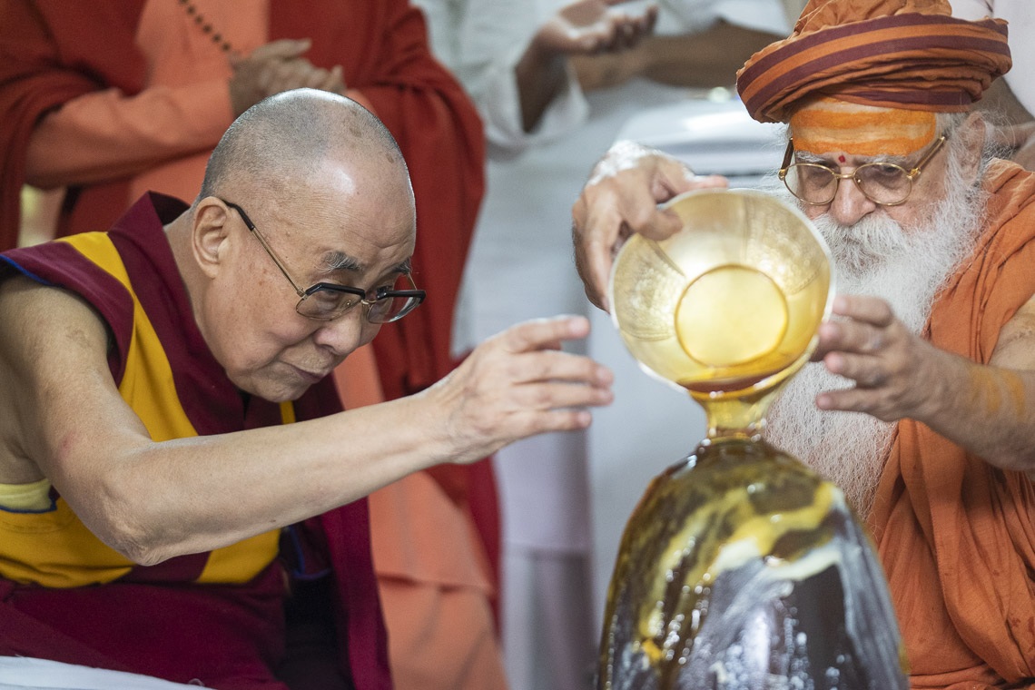 Su Santidad el Dalái Lama se unió a Swami Karshni Gurusharanandaji Maharaj para realizar una ofrenda Rudra Abhishek al Shivling en el Sri Udasin Karshni Ashram en Mathura, UP, India el 23 de septiembre de 2019. Foto de Tenzin Choejor