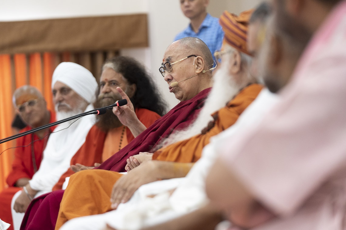 Su Santidad el Dalái Lama hablando a los miembros del ashram en el auditorio del Sri Udasin Karshni Ashram en Mathura, UP, India el 23 de septiembre de 2019. Foto de Tenzin Choejor