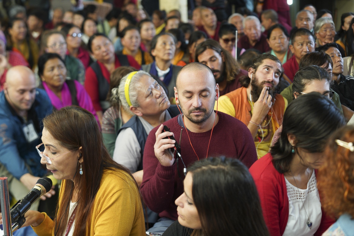 Miembros de la audiencia de más de 61 países escuchando las traducciones del último día de enseñanzas de Su Santidad el Dalái Lama en el Templo Principal Tibetano en Dharamsala, HP, India, el 5 de octubre de 2019. Foto de Ven Tenzin Jamphel