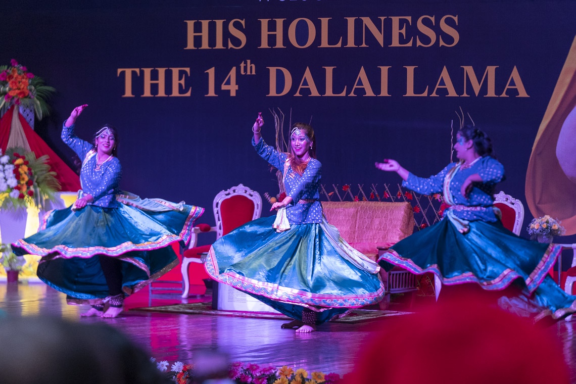 Jóvenes indias bailando una danza tradicional al comienzo de la Inauguración de la 11ª Semana Mundial de la Universidad de Chitkara en Chandigarh, India, el 14 de octubre de 2019. Foto de Tenzin Choejor