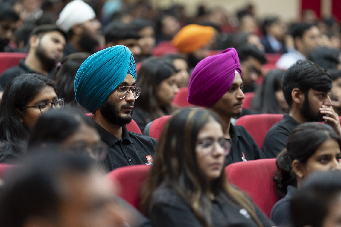 Miembros de la audiencia escuchando el discurso de Su Santidad el Dalái Lama en la inauguración de la 11ª Semana Mundial de la Universidad de Chitkara en Chandigarh, India, el 14 de octubre de 2019. Foto de Tenzin Choejor