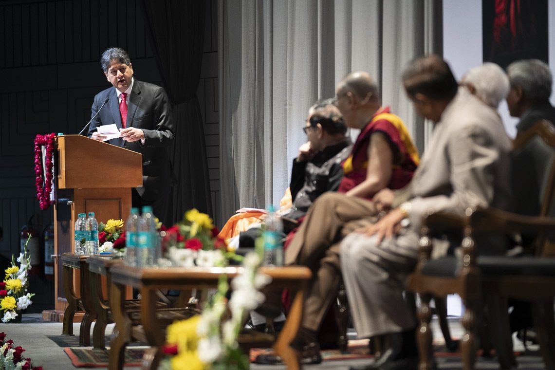 El ex presentador de televisión Vikram Chandra leyendo una pregunta de la audiencia a Su Santidad el Dalái Lama durante la primera conferencia conmemorativa de Yuvraj Krishan en el auditorio Siri Fort en Nueva Delhi, India, el 8 de diciembre de 2018. Foto de Lobsang Tsering