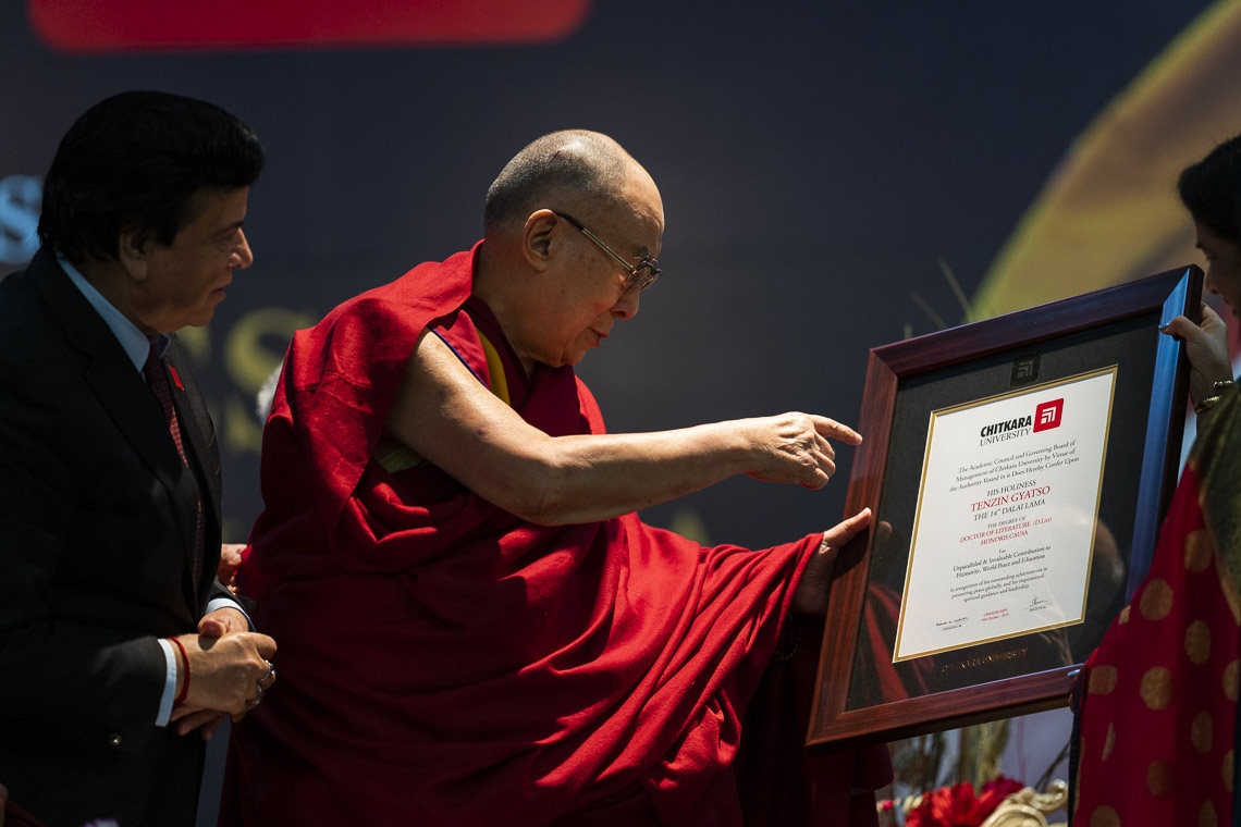 Su Santidad el Dalái Lama con el título de Doctor Honoris Causa en Literatura entregado por la Universidad de Chitkara en Chandigarh, India, el 14 de octubre de 2019. Foto de Tenzin Choejor
