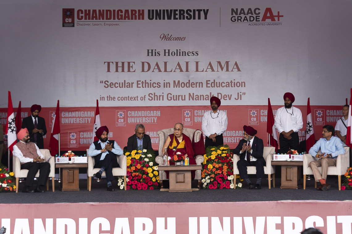 Su Santidad el Dalái Lama hablando sobre «La ética secular en la educación moderna en el contexto de Shri Guru Nanak Dev Ji» en la Universidad de Chandigarh en Chandigarh, India, el 15 de octubre de 2019. Foto de Tenzin Choejor