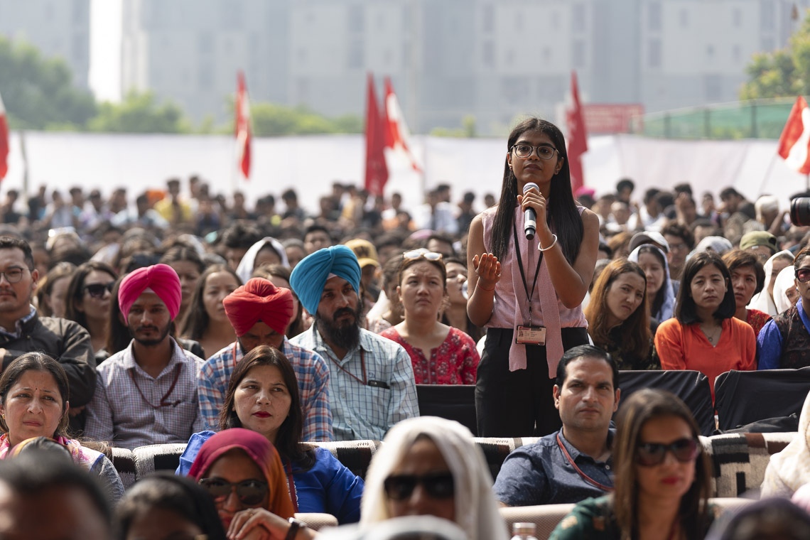 Una persona de la audiencia hizo una pregunta a Su Santidad el Dalái Lama durante su charla en la Universidad de Chandigarh en Chandigarh, India, el 15 de octubre de 2019. Foto de Tenzin Choejor