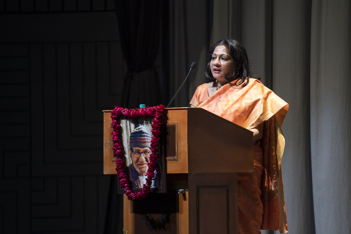 La hija de Yuvraj Krishan, Giriraj Krishan Varma, agradeciendo a Su Santidad el Dalái Lama y a otros invitados especiales en la conclusión de la 1ª Conferencia Conmemorativa de Yuvraj Krishan en el Auditorio Siri Fort en Nueva Delhi, India, el 8 de diciembre de 2018. Foto de Lobsang Tsering