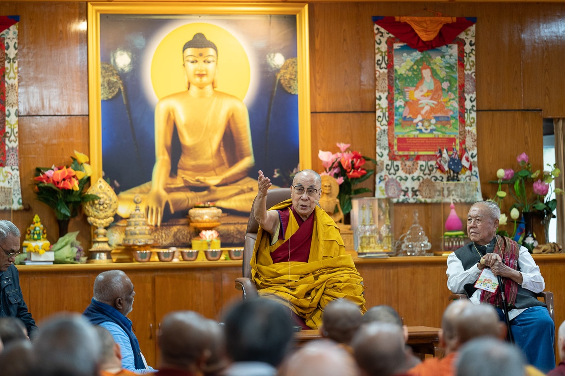 Su Santidad el Dalái Lama se dirige a los miembros de la Red Internacional de Budistas Comprometidos durante su reunión en su residencia de Dharamsala, HP, India, el 21 de octubre de 2019. Foto de Tenzin Choejor