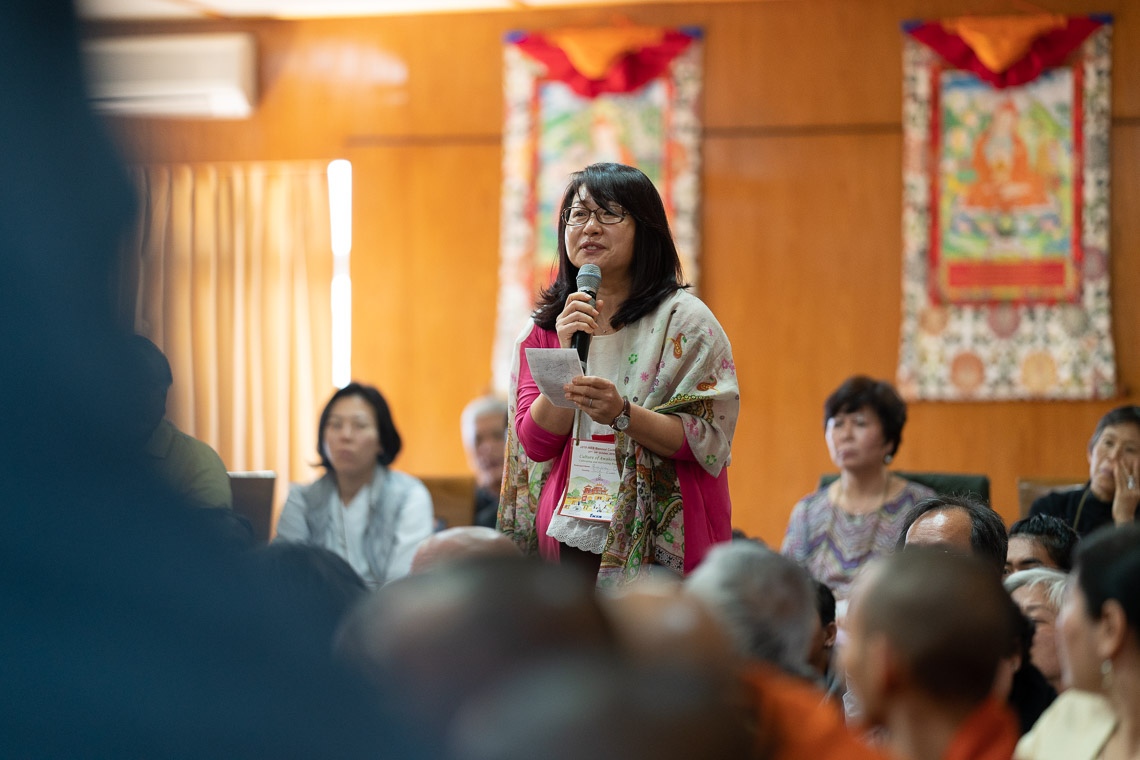 Una persona de la audiencia haciendo una pregunta a Su Santidad el Dalái Lama durante su reunión con miembros de la Red Internacional de Budistas Comprometidos en su residencia de Dharamsala, HP, India, el 21 de octubre de 2019. Foto de Tenzin Choejor