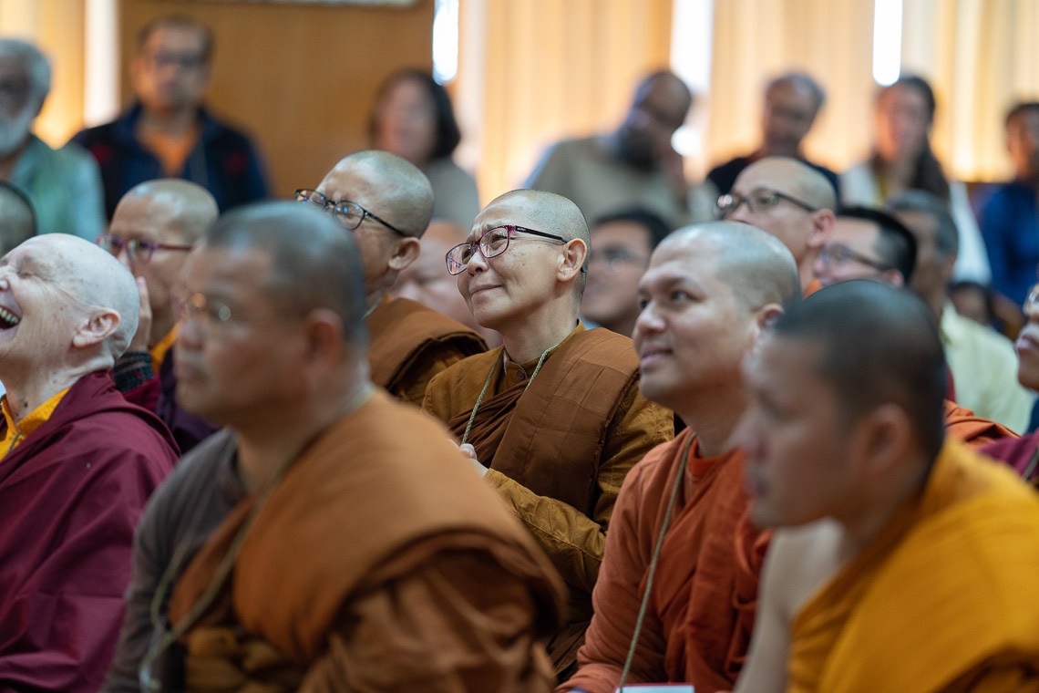 Miembros de la Red Internacional de Budistas Comprometidos escuchando a Su Santidad el Dalái Lama hablar durante su reunión en su residencia de Dharamsala, HP, India, el 21 de octubre de 2019. Foto de Tenzin Choejor