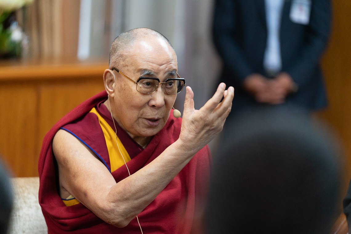 Su Santidad el Dalái Lama hablando con jóvenes promotores de la paz durante el primer día de su conversación en su residencia de Dharamsala, HP, India, el 23 de octubre de 2019. Foto de Tenzin Choejor