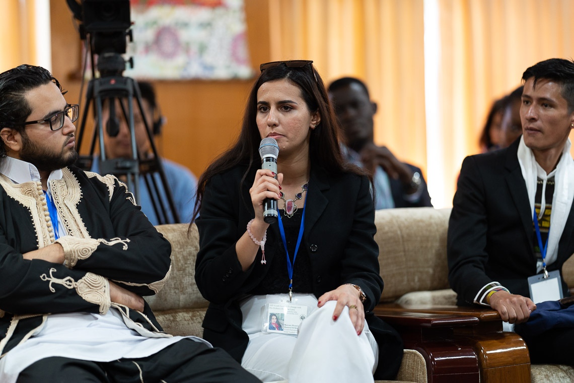 Una joven promotora de la paz comparte sus experiencias con Su Santidad el Dalái Lama durante su conversación en su residencia de Dharamsala, HP, India, el 23 de octubre de 2019. Foto de Tenzin Choejor