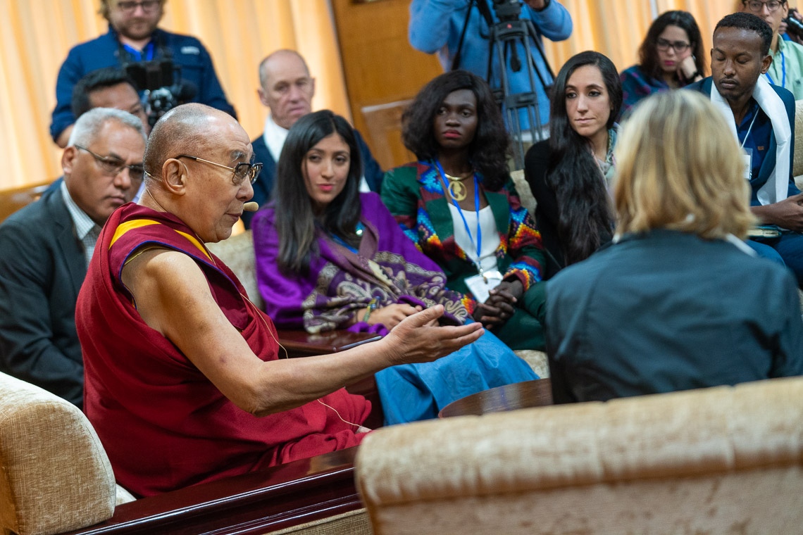 Su Santidad el Dalái Lama se dirige a los líderes juveniles de países perturbados por el conflicto en el segundo día de conversación con los promotores de la paz en su residencia de Dharamsala, HP, India, el 24 de octubre de 2019. Foto de Tenzin Choejor