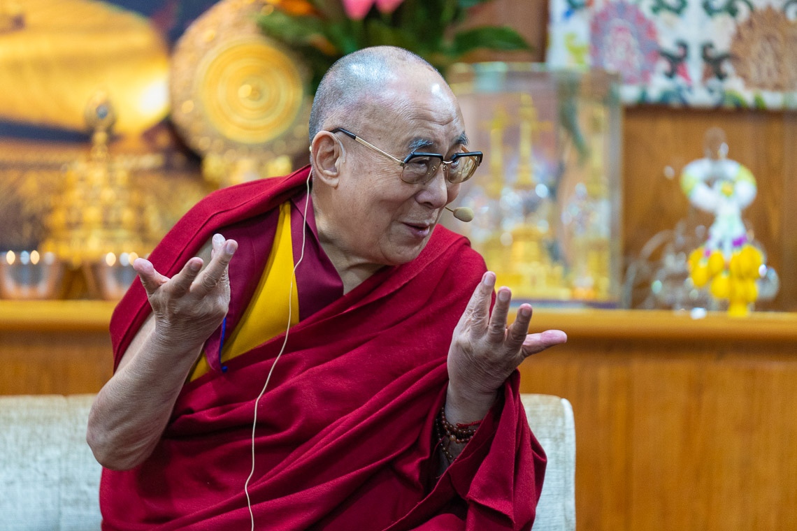 Su Santidad el Dalái Lama respondiendo a las preguntas formuladas por los líderes juveniles de países perturbados por el conflicto en el segundo día de conversación con los promotores de la paz en su residencia de Dharamsala, HP, India, el 24 de octubre de 2019. Foto de Tenzin Choejor