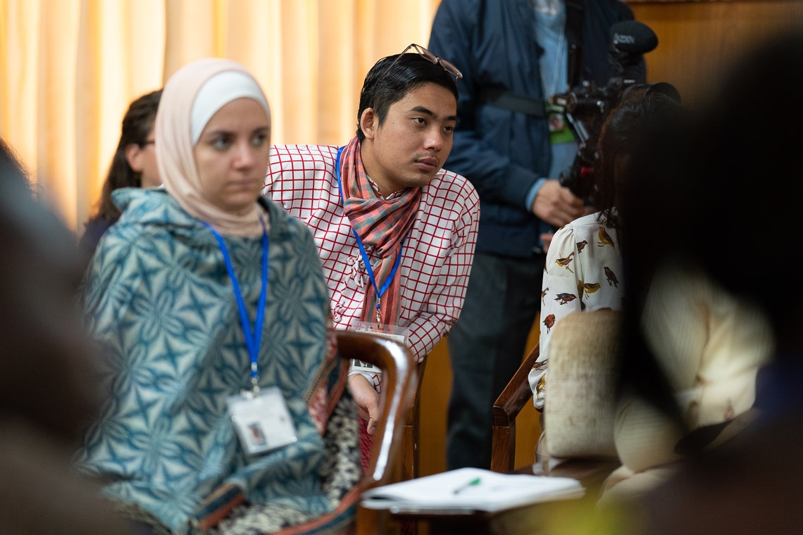 Jóvenes que participaron en la conversación con promotores de la paz escuchando a Su Santidad el Dalái Lama en el segundo día de su diálogo en su residencia de Dharamsala, HP, India, el 24 de octubre de 2019. Foto de Tenzin Choejor