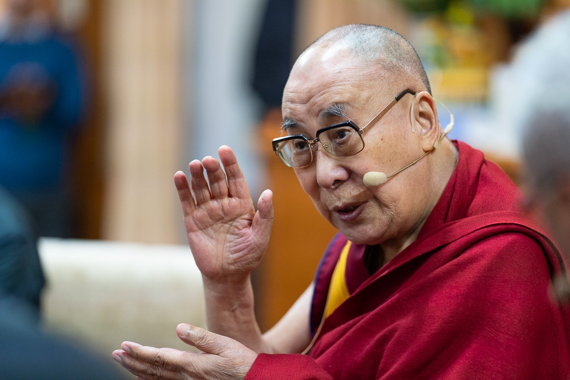 Su Santidad el Dalái Lama respondiendo a una pregunta en el segundo día de la conversación con jóvenes promotores de la paz en su residencia de Dharamsala, HP, India, el 24 de octubre de 2019. Foto de Tenzin Choejor