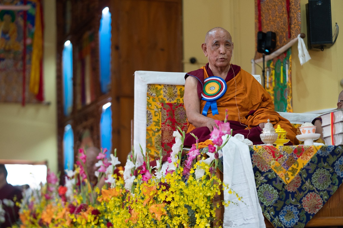 Gaden Tri Rinpoche hablando en el 600 aniversario del nacimiento del fundador del monasterio de Gyutö en Dharamsala, HP, India, el 2 de noviembre de 2019. Foto de Tenzin Choejor