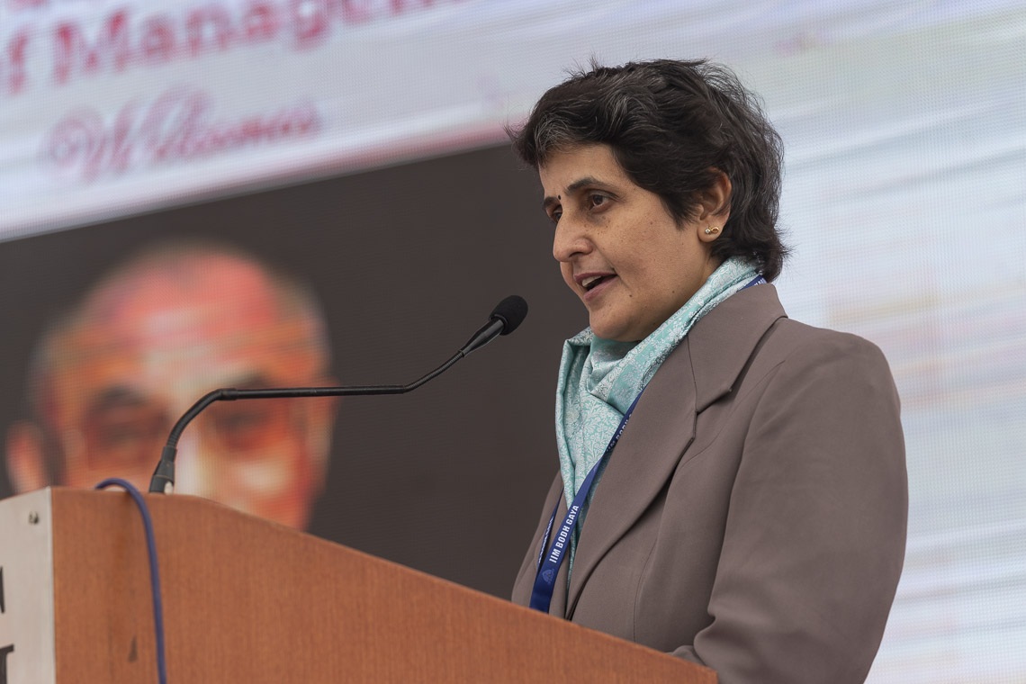 La Directora del IIM, Dra. Vinita Sahay, pronunciando su discurso de apertura al comienzo de la charla de Su Santidad el Dalái Lama en el Instituto Indio de Gestión en Bodhgaya, Bihar, India, el 14 de enero de 2020. Foto de Lobsang Tsering