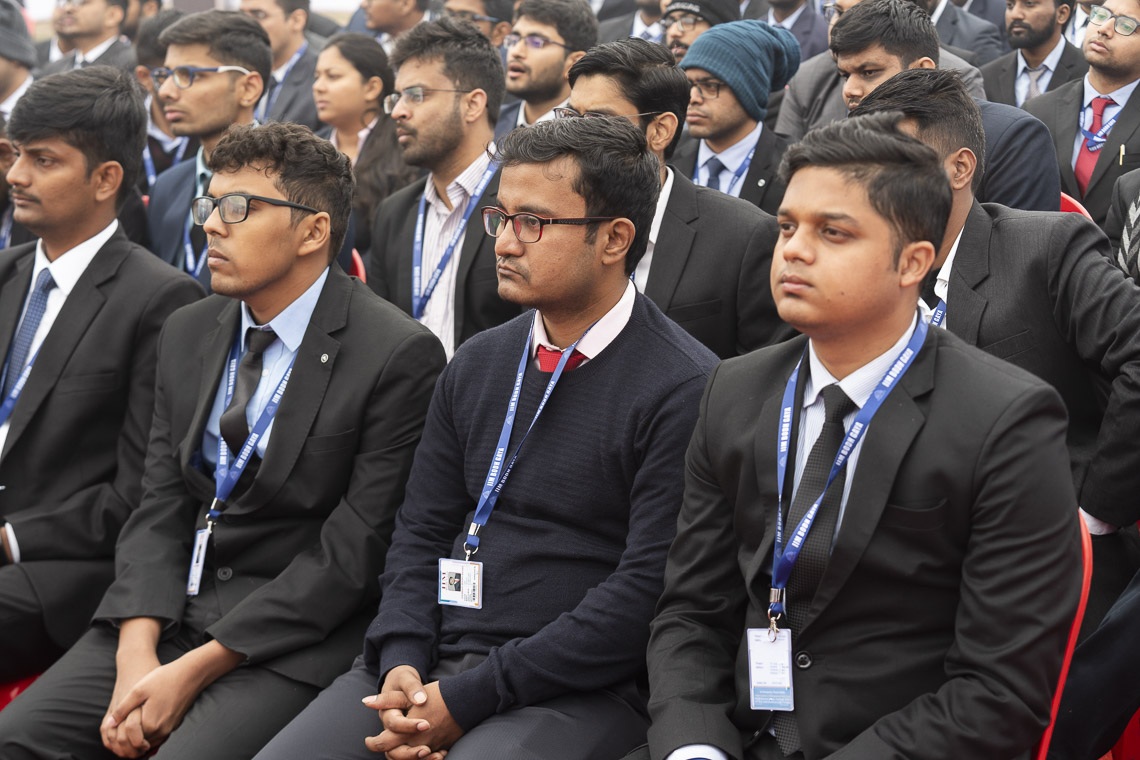 Estudiantes en la audiencia escuchando a Su Santidad el Dalái Lama hablar en el Instituto Indio de Administración en Bodhgaya, Bihar, India el 14 de enero de 2020. Foto de Lobsang Tsering