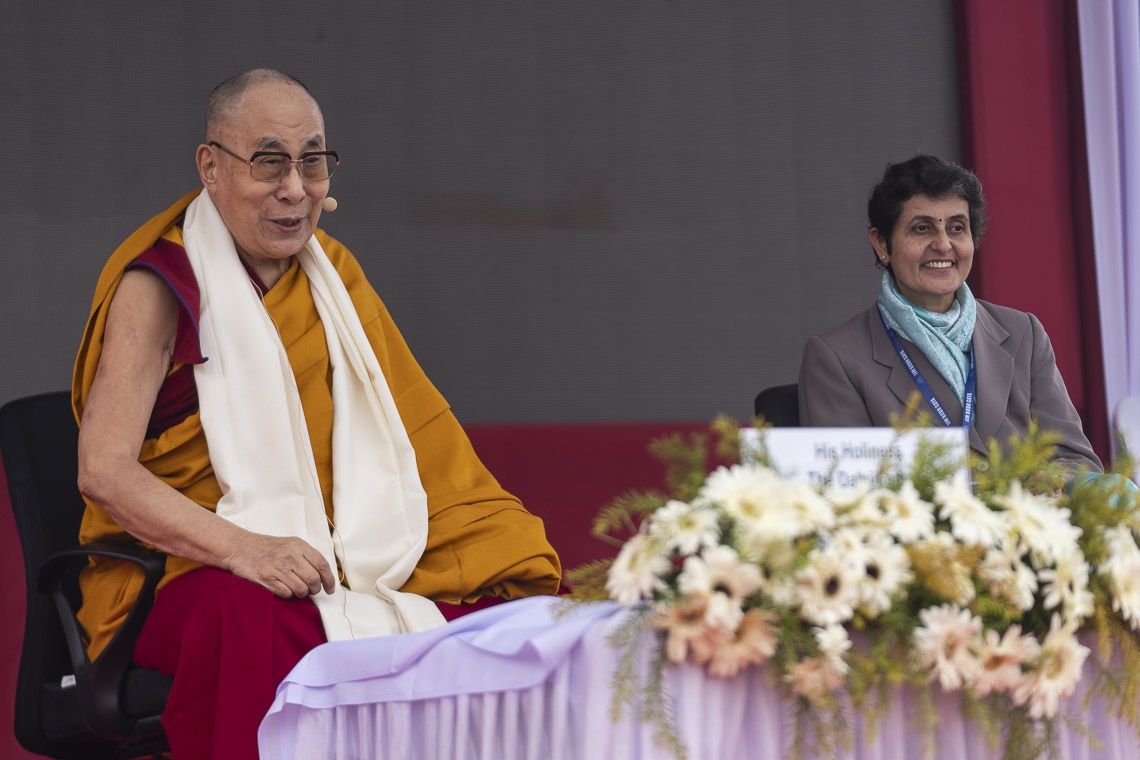 Su Santidad el Dalái Lama respondiendo a una pregunta de la audiencia durante su charla en el Instituto Indio de Administración en Bodhgaya, Bihar, India el 14 de enero de 2020. Foto de Lobsang Tsering