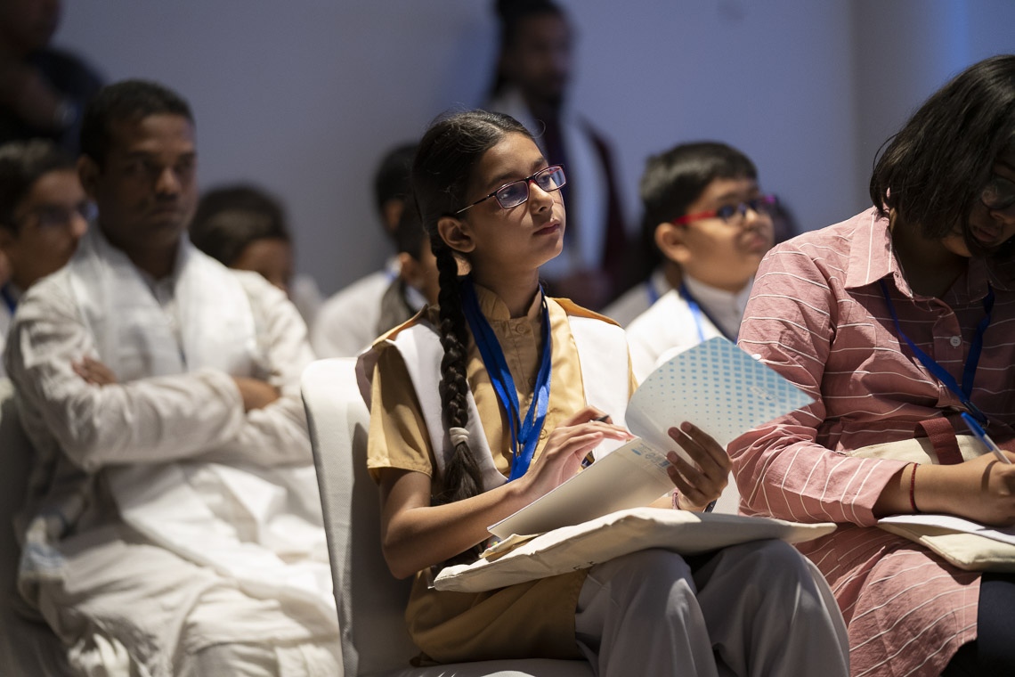 Estudiantes de países del sur de Asia escuchando a Su Santidad el Dalái Lama durante su reunión en Nueva Delhi, India, el 4 de abril de 2019. Foto de Tenzin Choejor