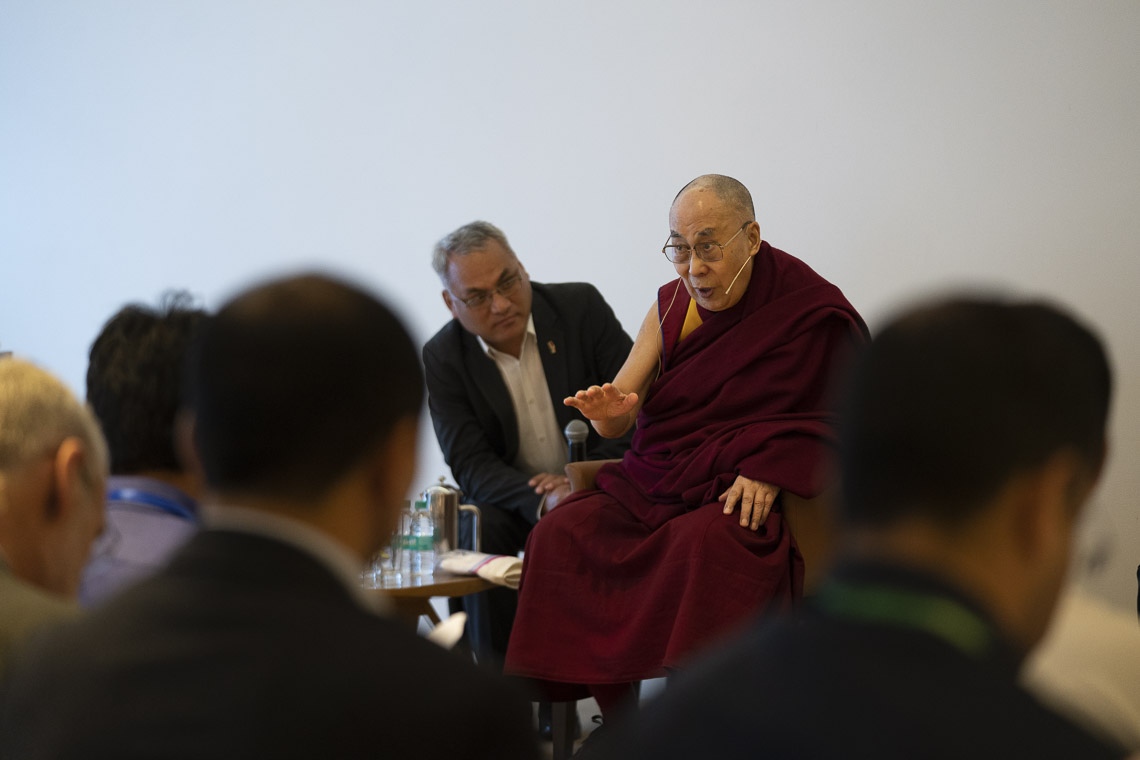 Su Santidad el Dalái Lama hablando a un grupo de estudiantes y profesores de países del sur de Asia que han estado participando en talleres sobre valores universales y ética laica durante su reunión en Nueva Delhi, India, el 4 de abril de 2019. Foto de Tenzin Choejor