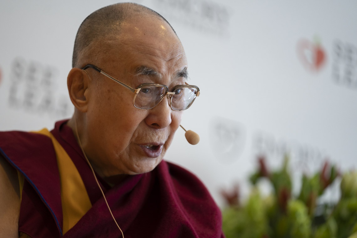 Su Santidad el Dalái Lama respondiendo a las preguntas durante la conferencia de prensa para el lanzamiento global de SEE Learning en Nueva Delhi, India el 4 de abril de 2019. Foto de Tenzin Choejor