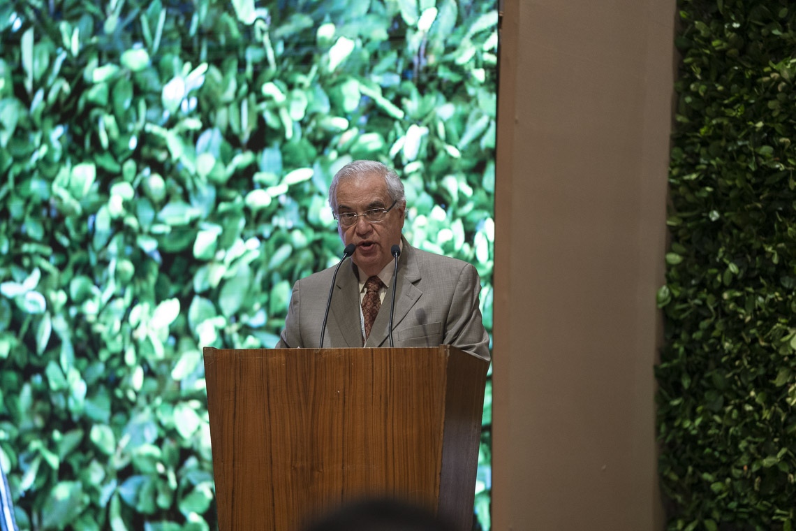 El Dr. Robert Paul, Decano Emérito de la Universidad de Emory, dando la bienvenida a la audiencia y agradeciendo a Su Santidad el Dalái Lama al comienzo del lanzamiento mundial de SEE Learning en Nueva Delhi, India, el 5 de abril de 2019. Foto de Tenzin Choejor