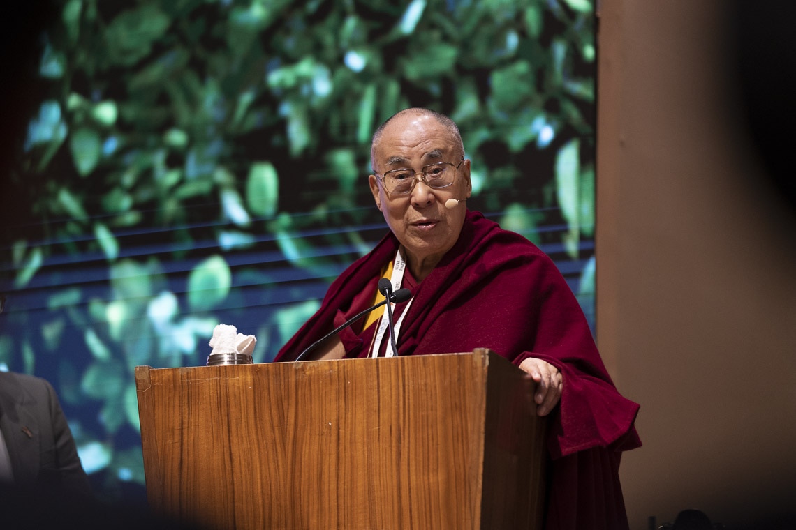 Su Santidad el Dalái Lama hablando en el lanzamiento global de SEE Learning en Nueva Delhi, India, el 5 de abril de 2019. Foto de Tenzin Choejor