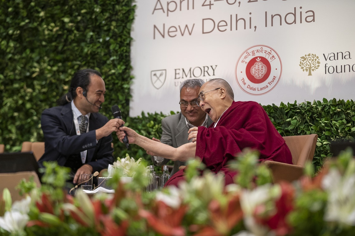 Su Santidad el Dalái Lama entregó juguetonamente a Brendan Ozawa-de Silva su micrófono durante la mesa redonda en el lanzamiento mundial de SEE Learning en Nueva Delhi, India, el 5 de abril de 2019. Foto de Tenzin Choejor