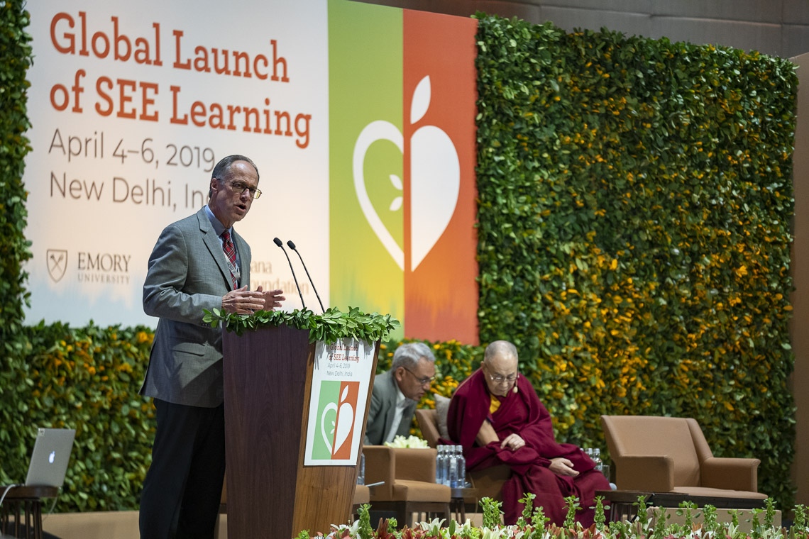 El Dr. Gary Hauk dando algunos antecedentes de los orígenes del Aprendizaje SEE como introducción al discurso principal de Su Santidad el Dalái Lama en el segundo día del lanzamiento global del Aprendizaje SEE en Nueva Delhi, India el 6 de abril de 2019. Foto de Tenzin Choejor