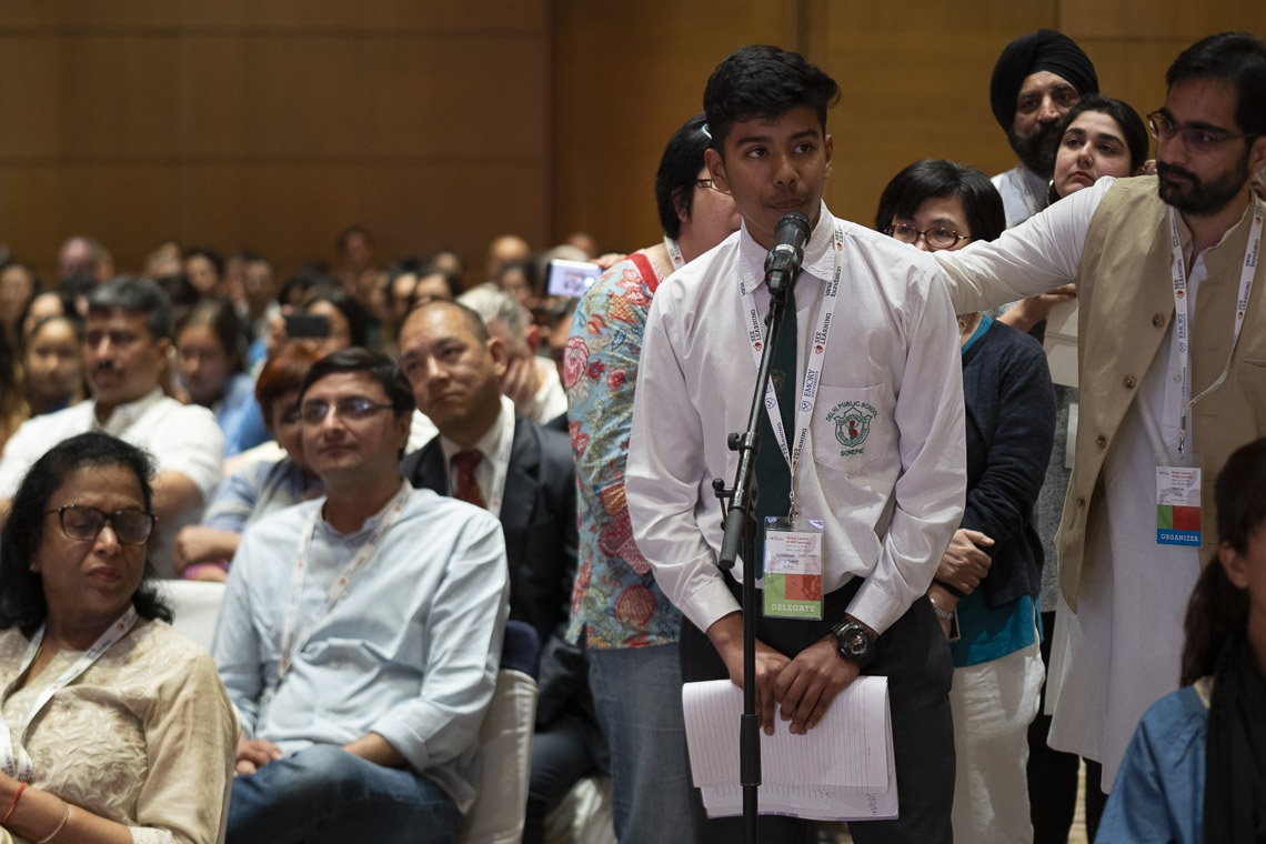 Un miembro de la audiencia haciendo una pregunta a Su Santidad el Dalái Lama en el segundo día del lanzamiento global de SEE Learning en Nueva Delhi, India, el 6 de abril de 2019. Foto de Tenzin Choejor