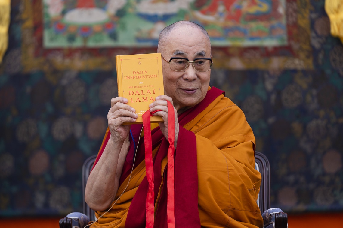 Su Santidad el Dalái Lama lanza «Inspiraciones Diarias», la nueva edición de un libro que Renuka Singh compiló en su nombre antes de su charla en la escuela de St. Columba en Nueva Delhi, India, el 20 de noviembre de 2019. Foto de Tenzin Choejor