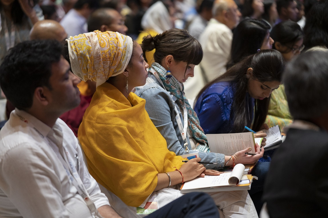  Miembros de la audiencia escuchando a Su Santidad el Dalái Lama hablando en el segundo día del lanzamiento global de SEE Learning en Nueva Delhi, India, el 6 de abril de 2019. Foto de Tenzin Choejor