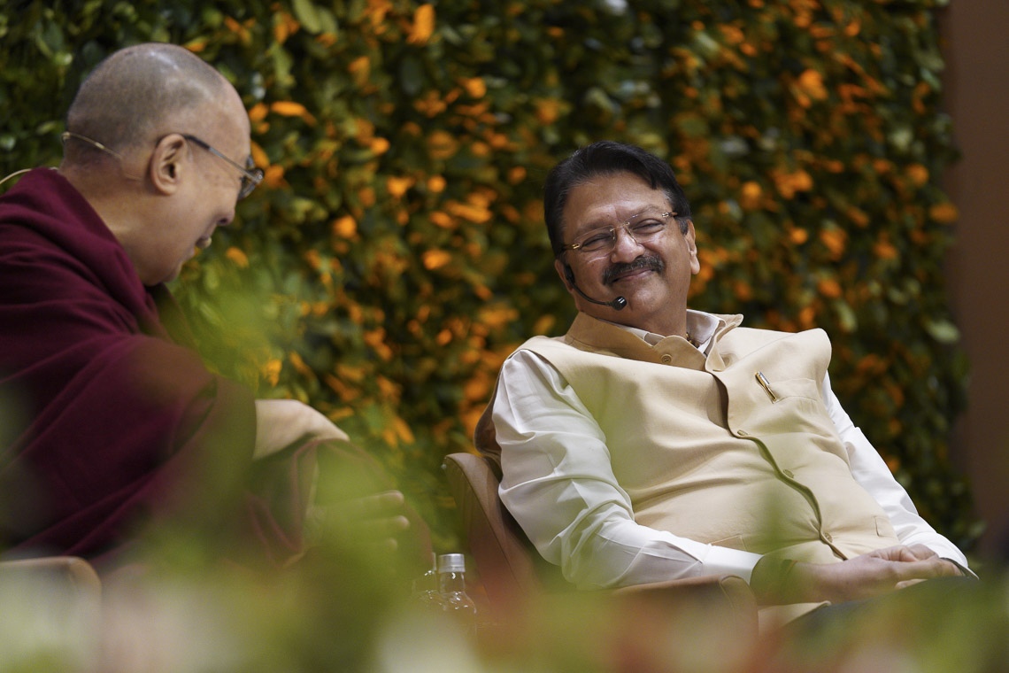 Su Santidad el Dalái Lama comentando la presentación del industrial y filántropo indio Ajay Piramal durante la mesa redonda del segundo día del lanzamiento global de SEE Learning en Nueva Delhi, India, el 6 de abril de 2019. Foto de Tenzin Choejor