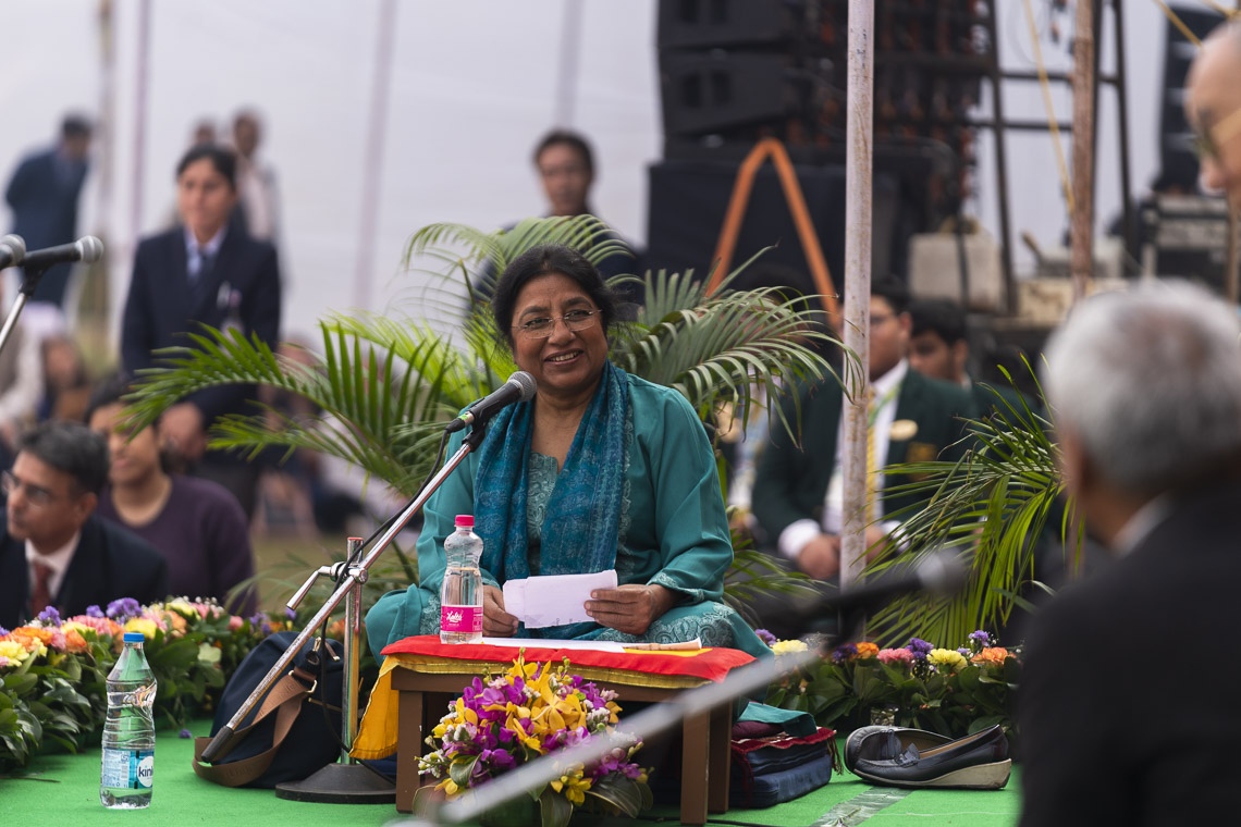 Su Santidad el Dalái Lama respondiendo a las preguntas de la audiencia leídas por Renuka Singh durante su charla en la Escuela de San Columba en Nueva Delhi, India, el 20 de noviembre de 2019. Foto de Tenzin Choejor