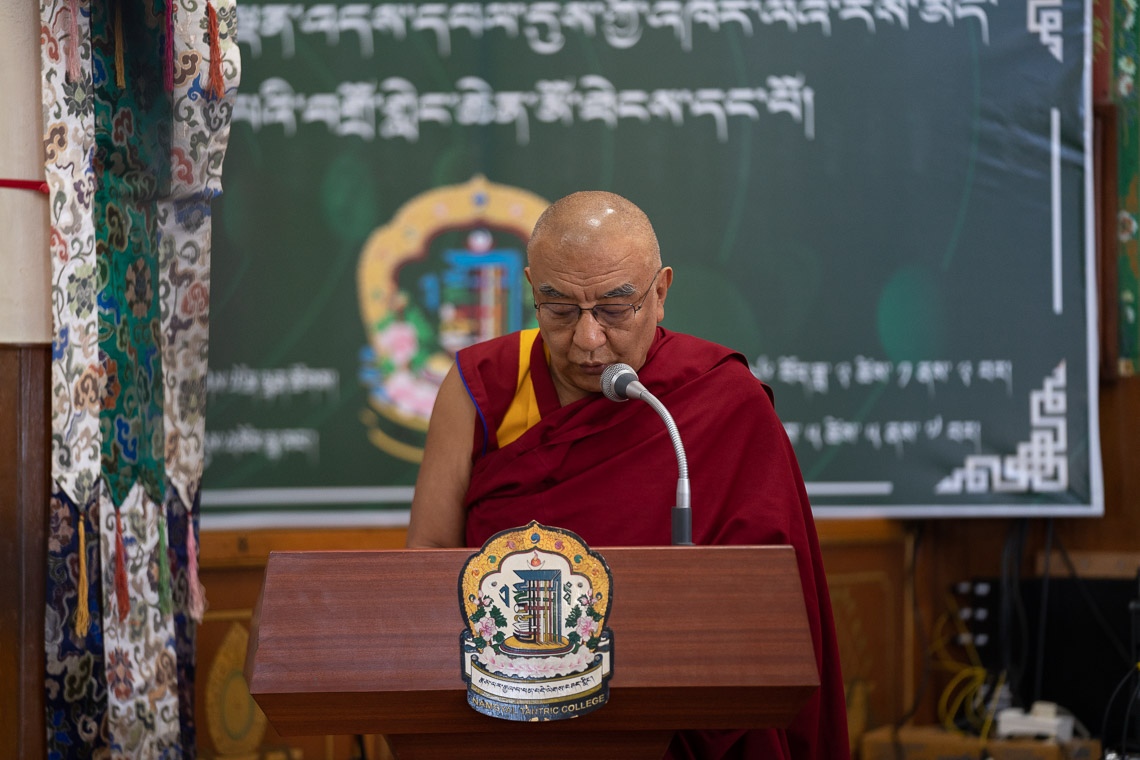 El Abad del Monasterio de Namgyal, Thomtog Rinpoché, dando la bienvenida a Su Santidad el Dalai Lama a la Primera Conferencia sobre Kalachakra en el Templo de Kalachakra en Dharamsala, HP, India el 5 de mayo de 2019. Foto de Tenzin Choejor